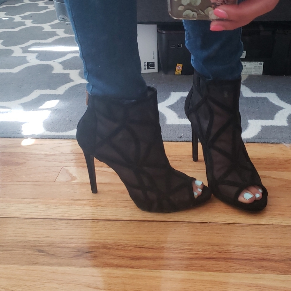 Super cute peep toe booties!